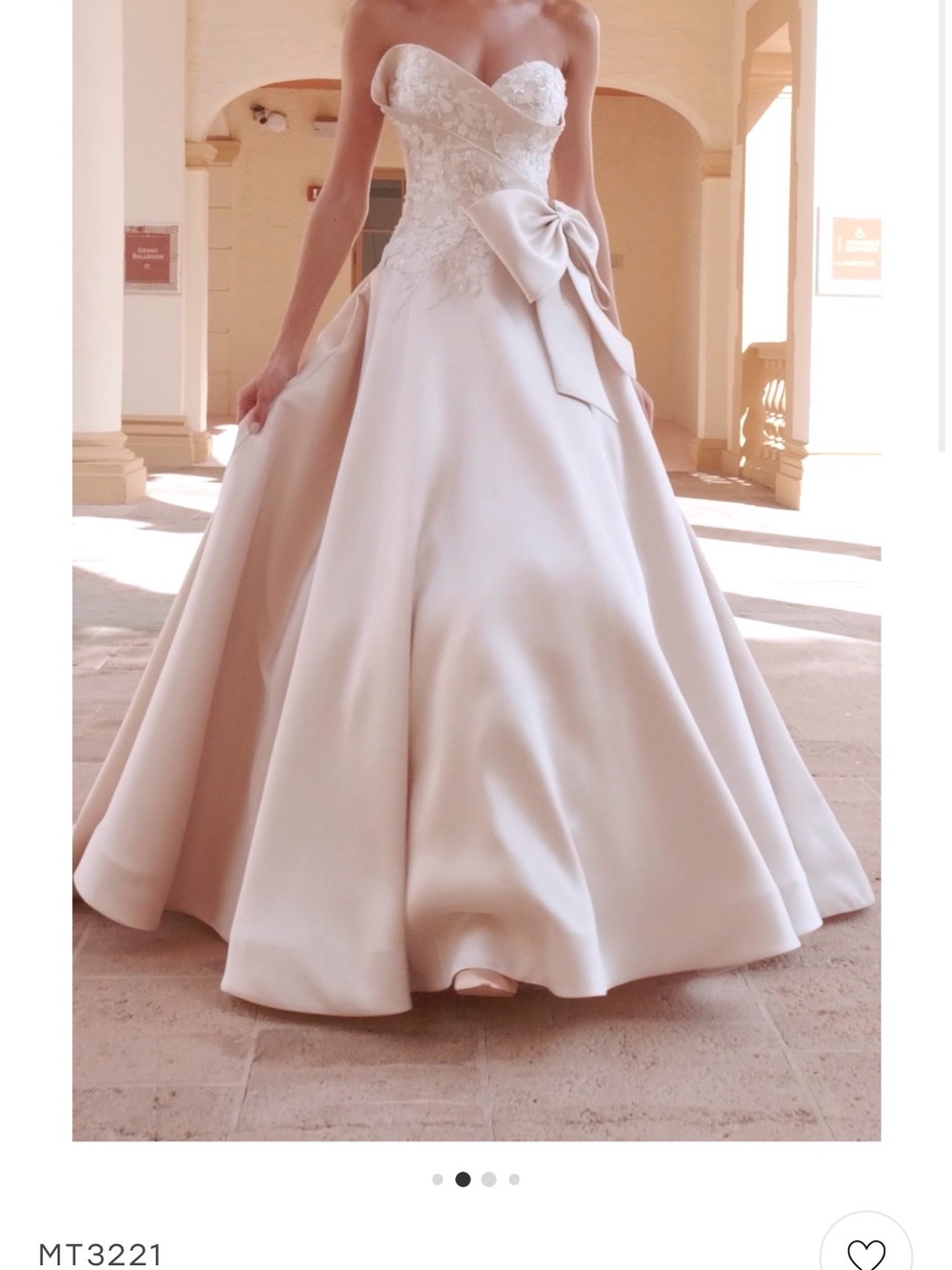Romantic Strapless Ball Gown Wedding Dress with Side Bow in Diamond white